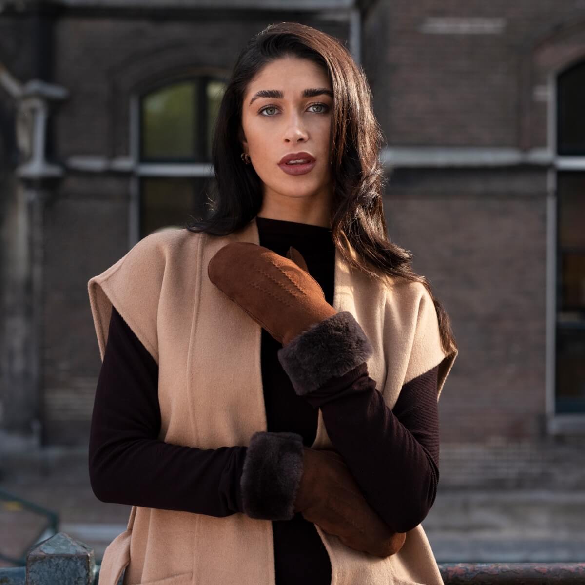Brooke (brown) – Suede mittens with luxurious sheep fur lining