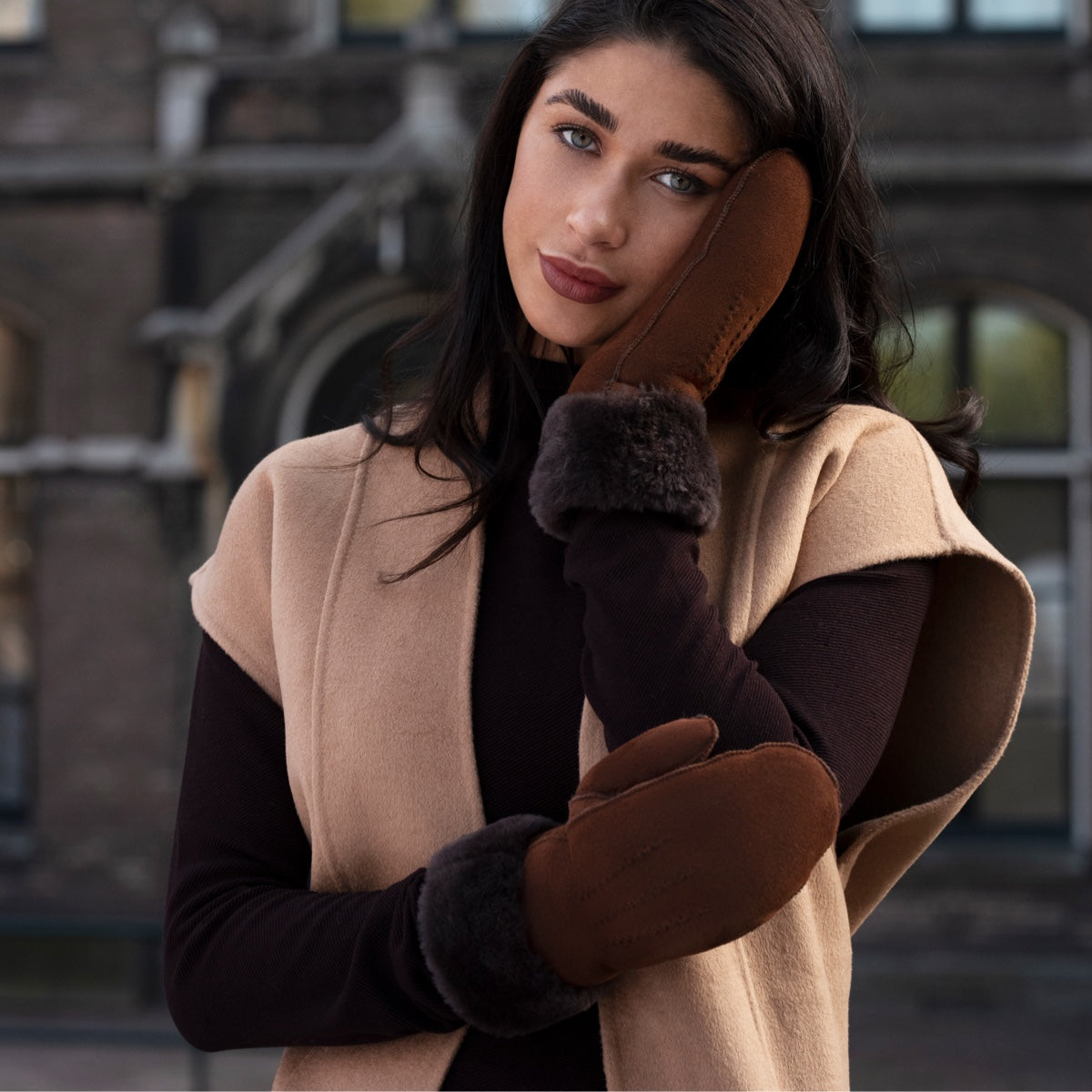Brooke (brown) – Suede mittens with luxurious sheep fur lining