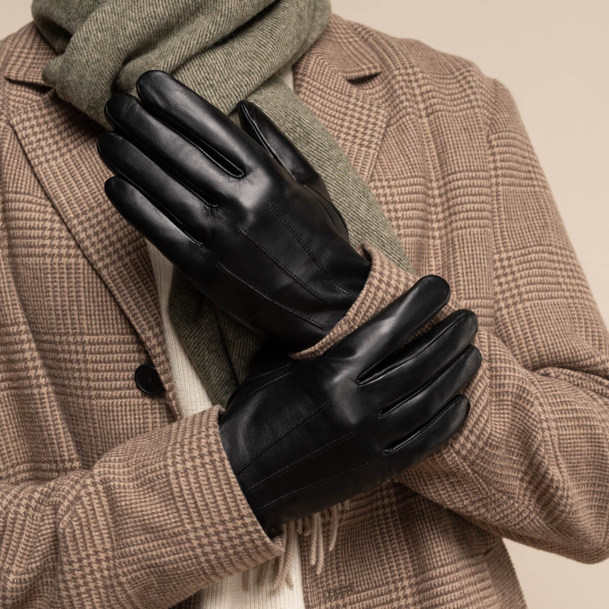 Elijah (black) – Timeless sheepskin leather gloves with luxurious cashmere lining & touchscreen capability