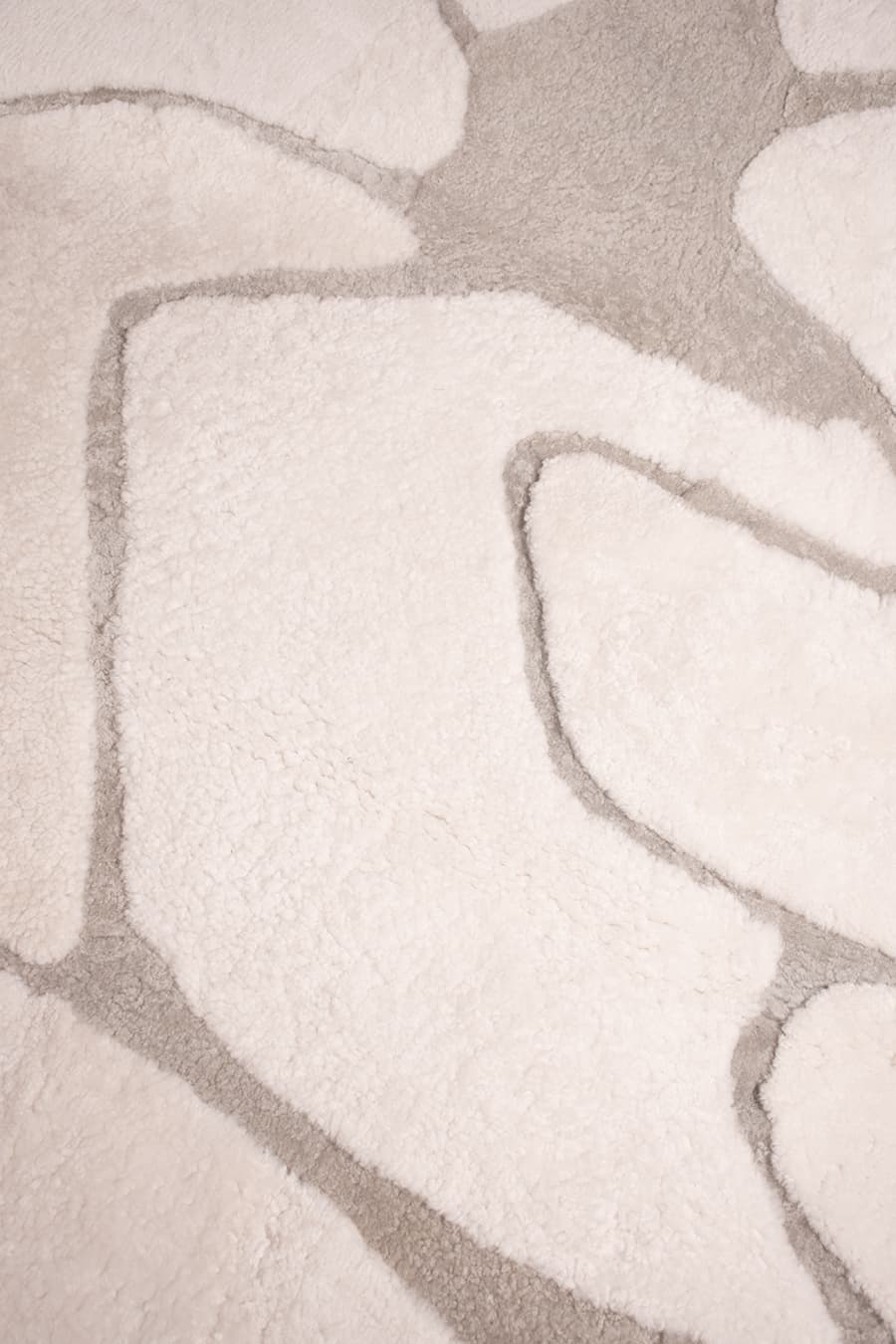Glimpse – White Sheepskin Rug for Modern Interiors