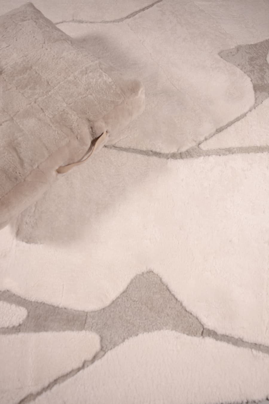 Glimpse – White Sheepskin Rug for Modern Interiors