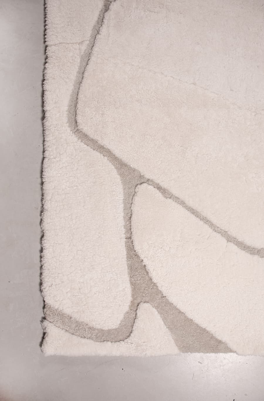 Glimpse – White Sheepskin Rug for Modern Interiors