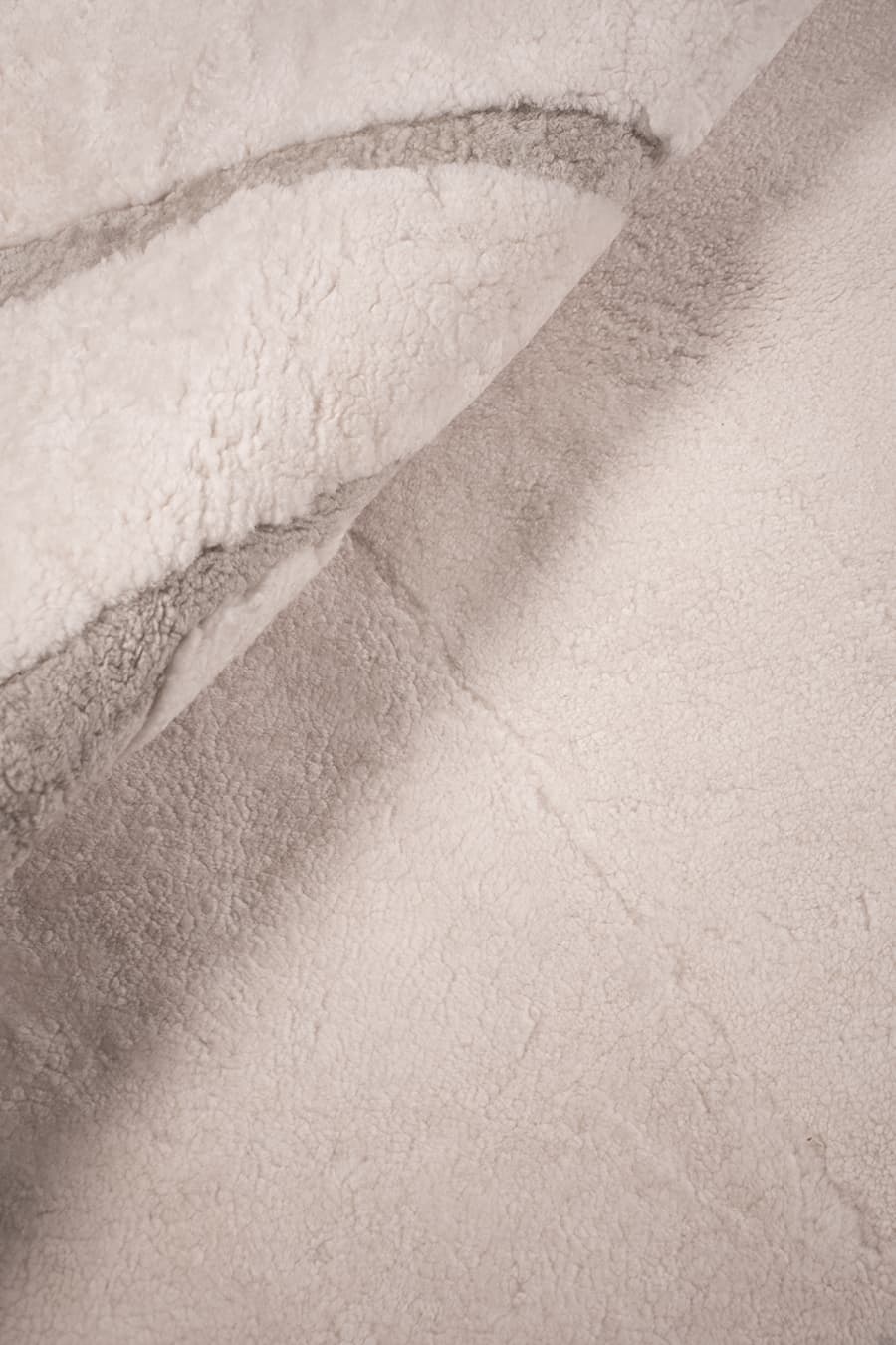 Glimpse – White Sheepskin Rug for Modern Interiors