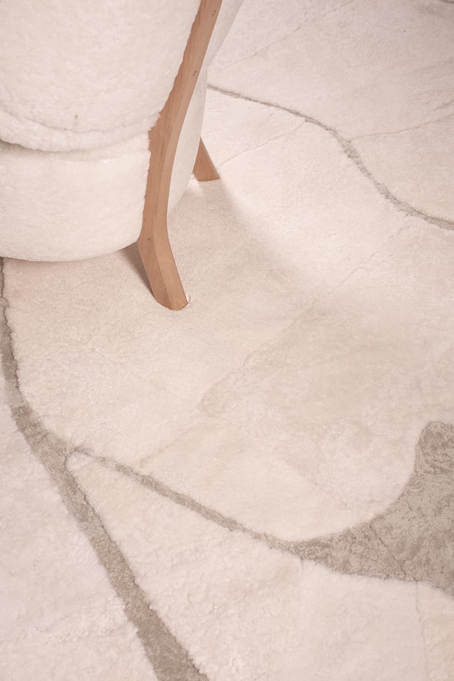 Glimpse – White Sheepskin Rug for Modern Interiors