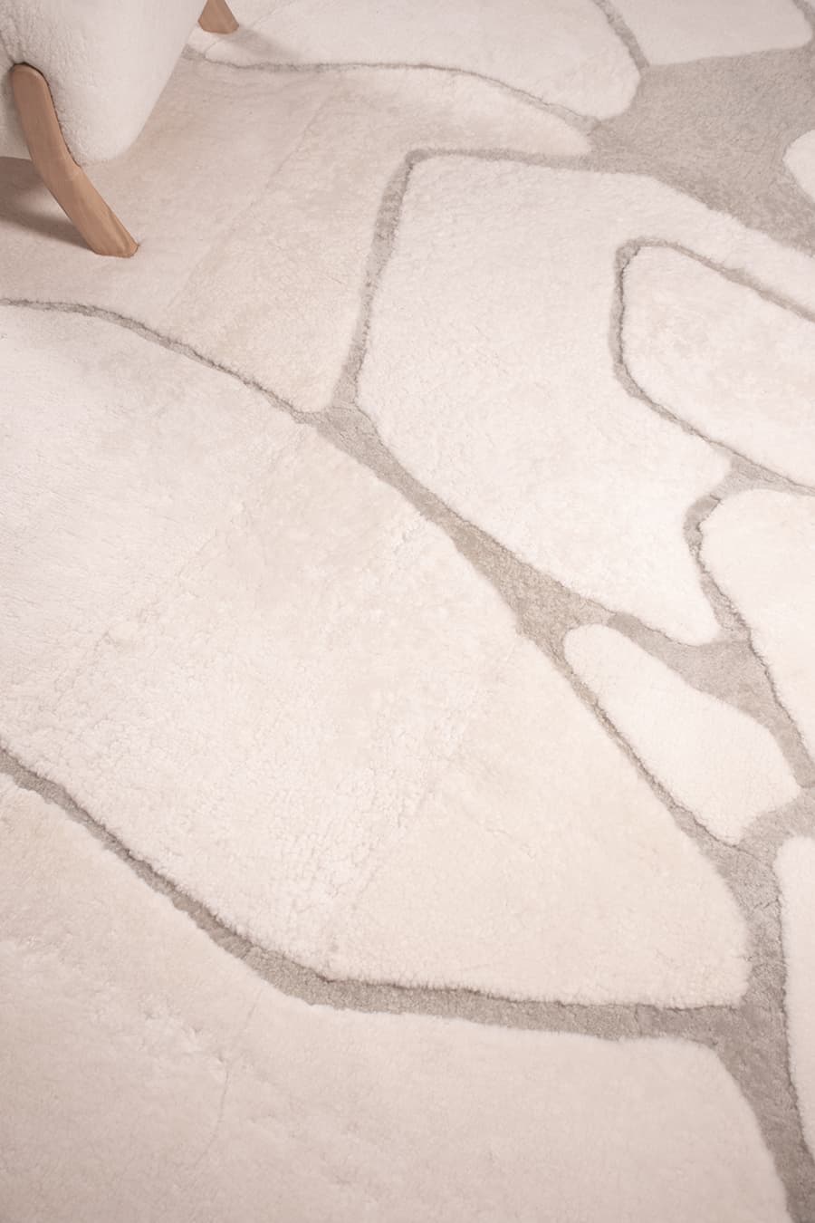 GLIMPSE – White Sheepskin Rug for Modern Interiors