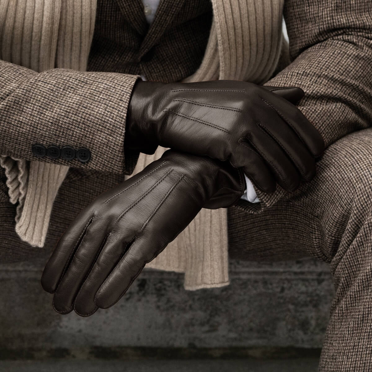 Giovanni (dark brown) - Classic Italian lambskin leather gloves with cashmere lining