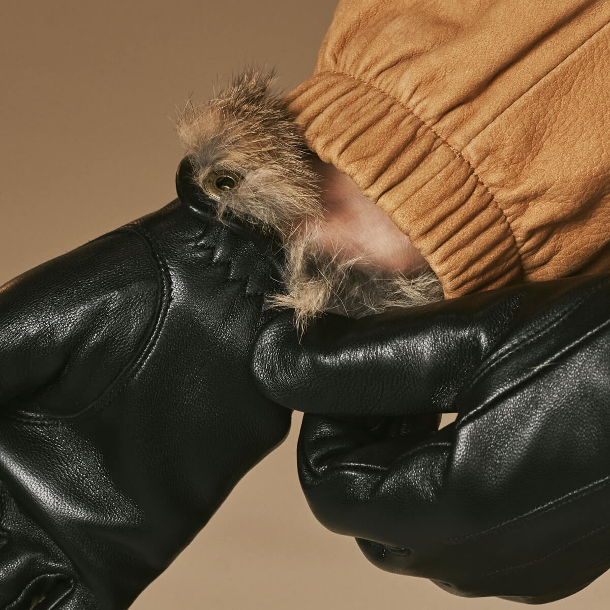 Julietta (black) - Lambskin leather gloves with plush rabbit fur lining and touchscreen feature