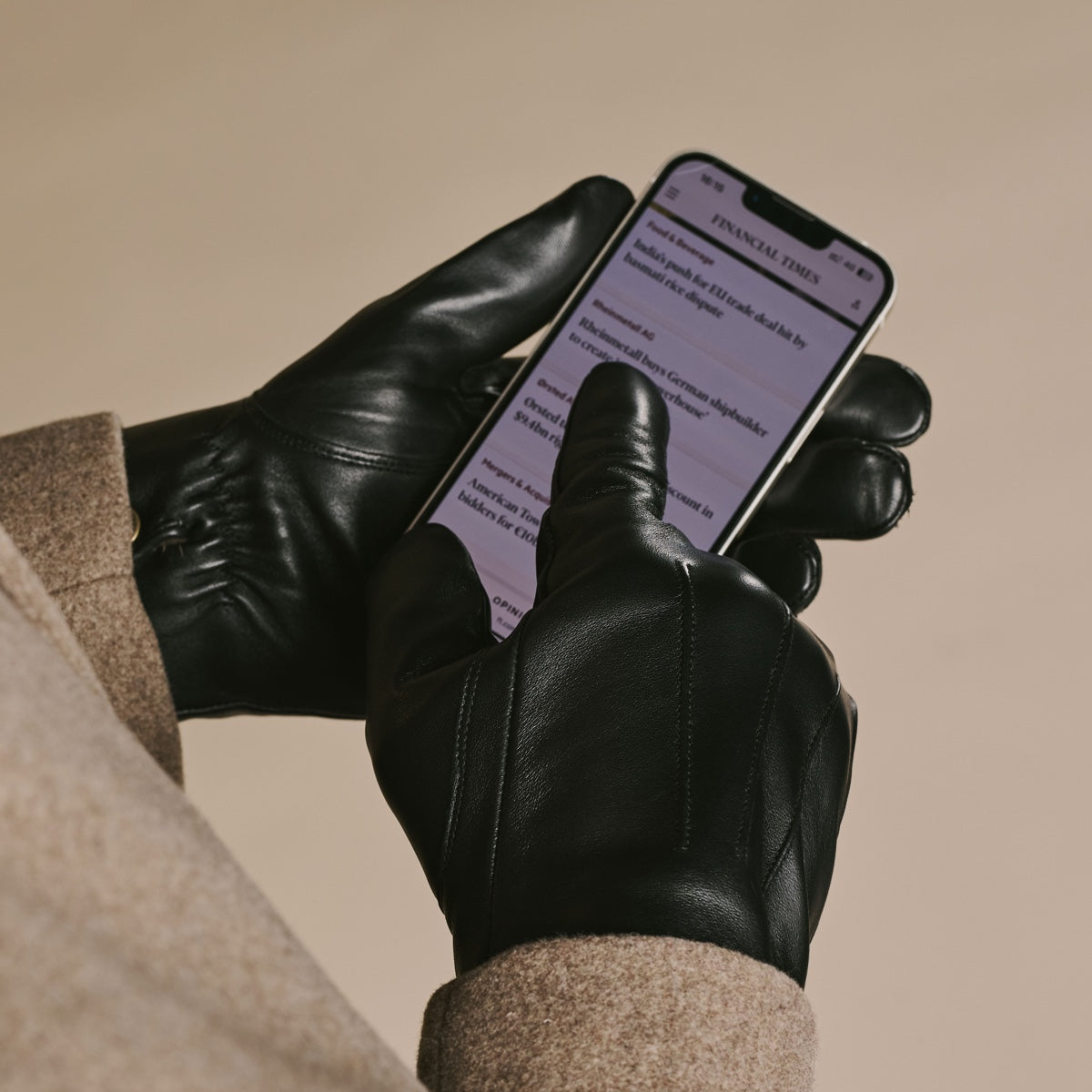 Julietta (black) - Lambskin leather gloves with plush rabbit fur lining and touchscreen feature