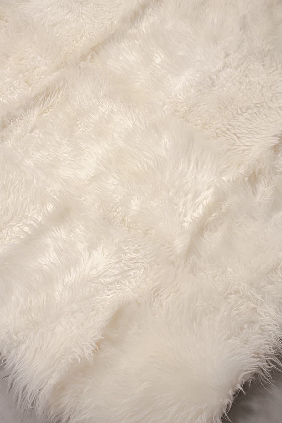 Snow – Long Hair Sheepskin Rug – view 3