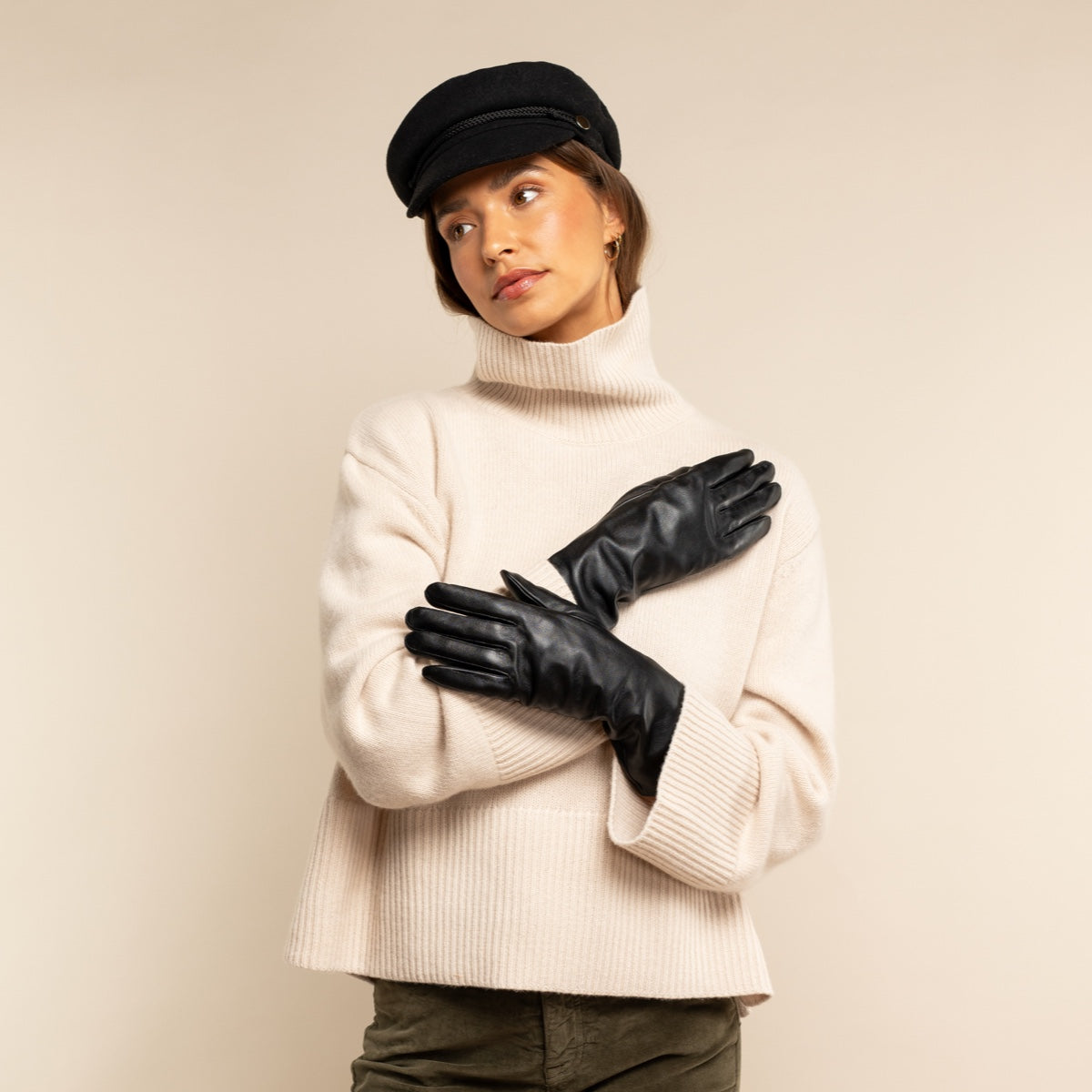 Skylar (black) – Extra-long sheepskin leather gloves with wool/cashmere lining & touchscreen capability