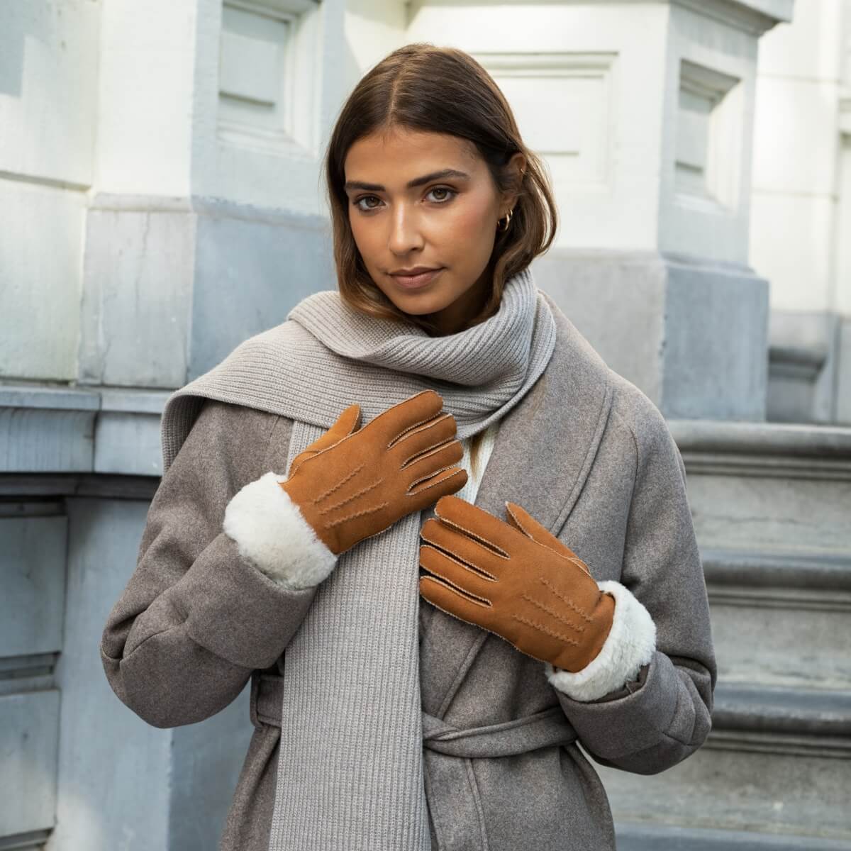 Sydney (camel) – Suede leather gloves with luxurious sheep fur lining