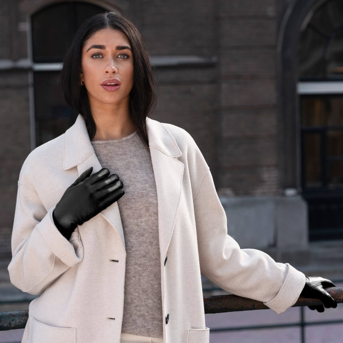 Zoey (black) – Sheepskin leather gloves with warm wool/cashmere lining & touchscreen function
