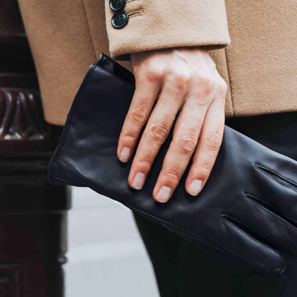 Zoey (black) – Sheepskin leather gloves with warm wool/cashmere lining & touchscreen function