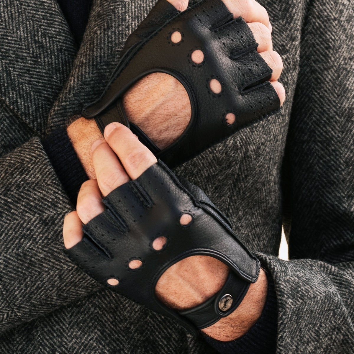 Vincenzo (black) - Fingerless Italian driving gloves made of American deerskin leather