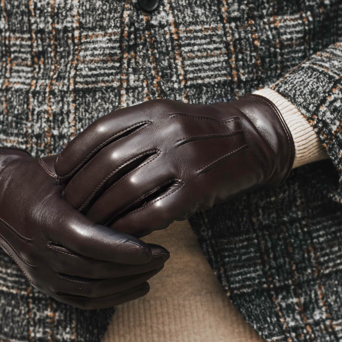 Giovanni (brown) - Classic Italian lambskin leather gloves with cashmere lining & touchscreen feature