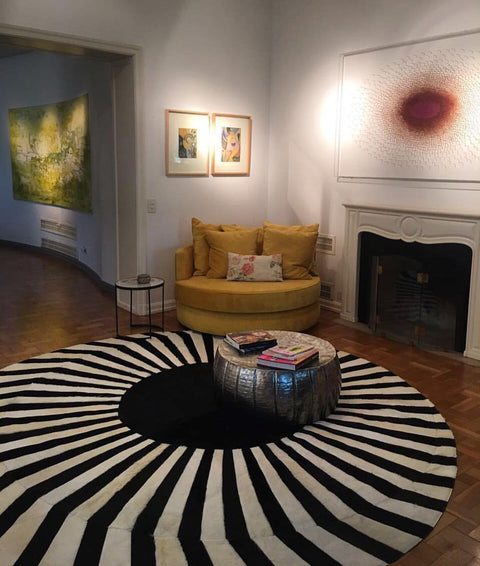 Japan Sun – Round Cowhide Rug in Black and White for Trade Professionals