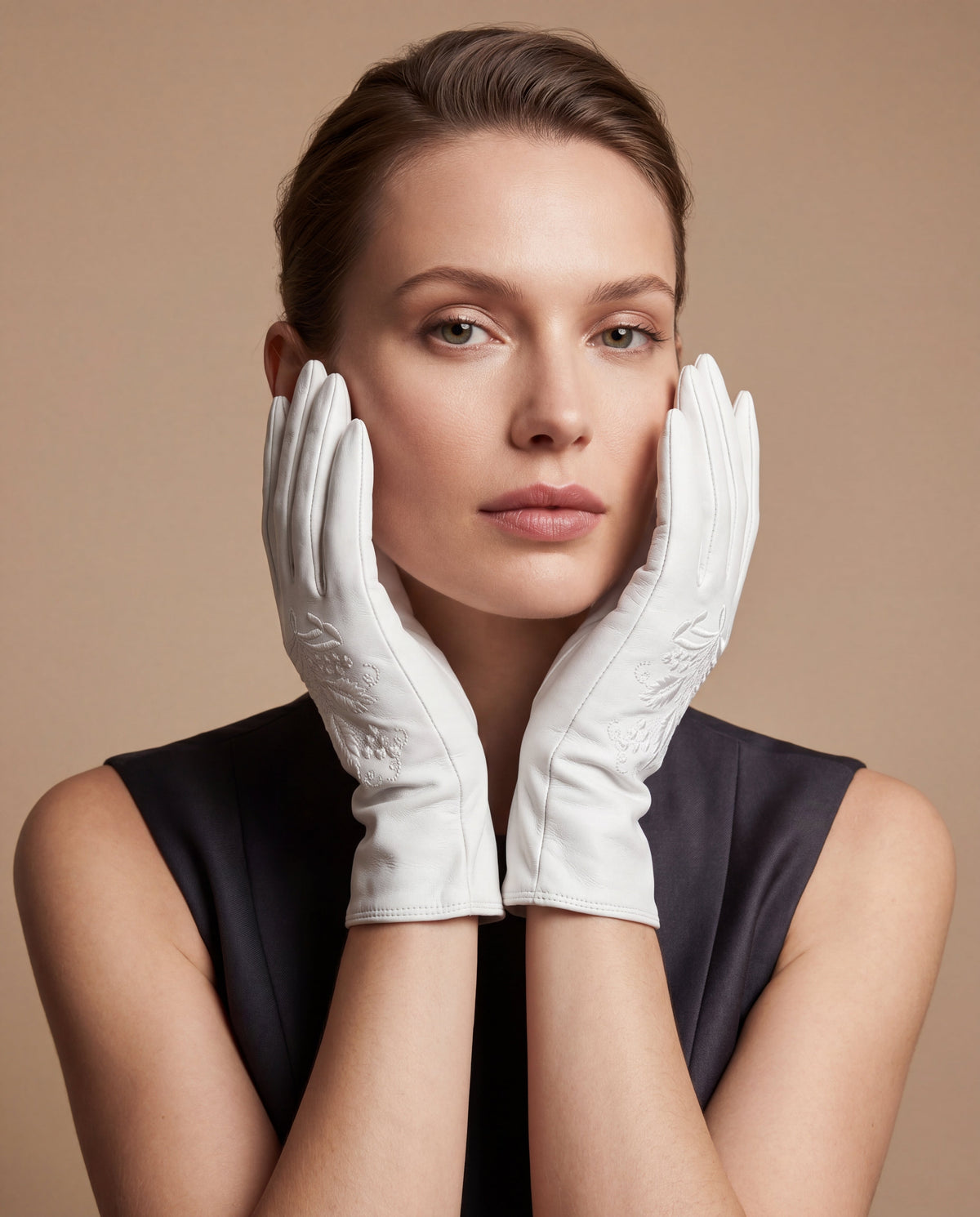 PZ01 (white) – Embroidered unlined Italian lambskin opera gloves