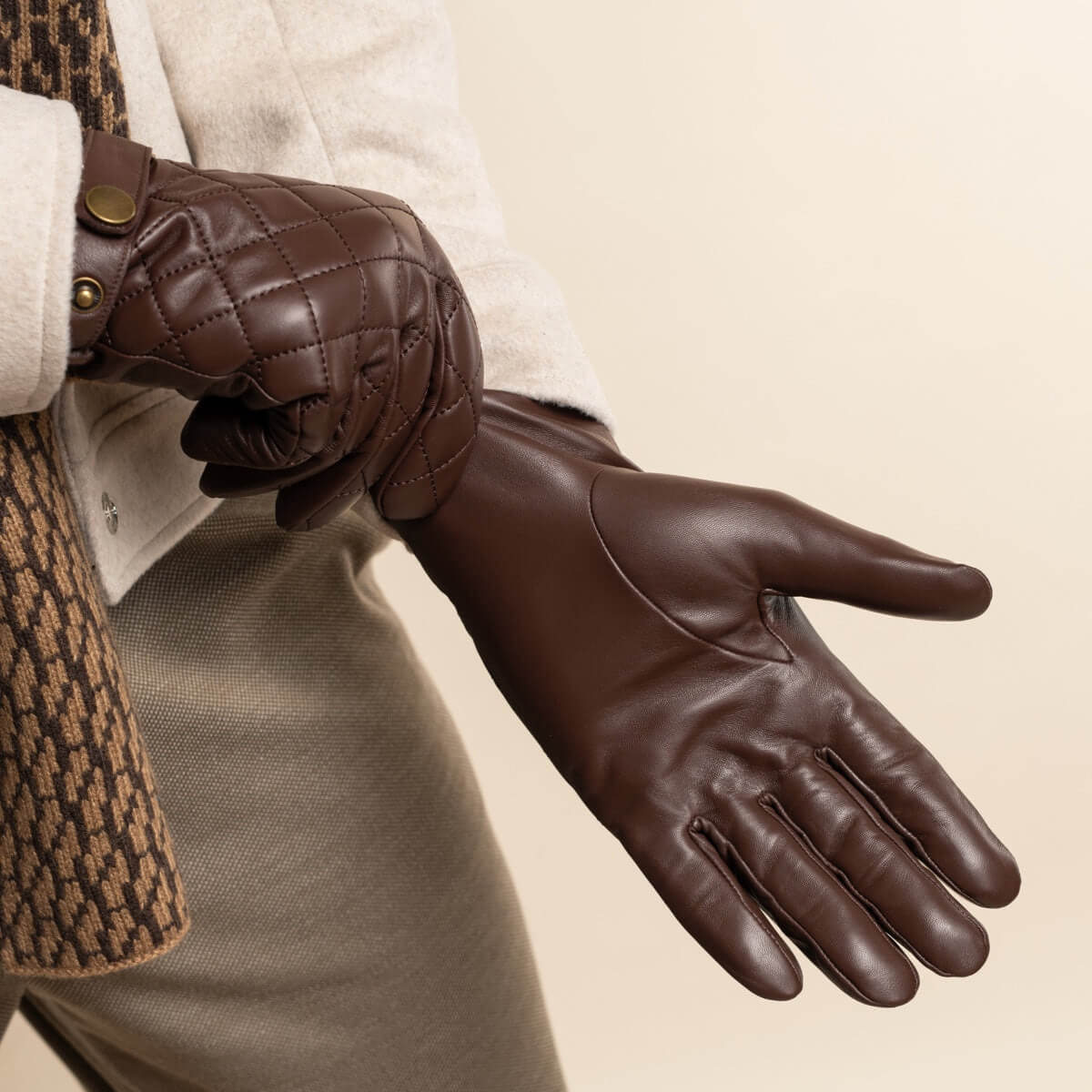 Sebastian (brown) – Sheepskin leather gloves with snap closure & touchscreen feature