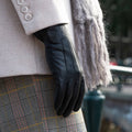 Stella (black) – Sheepskin leather gloves with ultra-warm fleece lining & touchscreen functionality 5