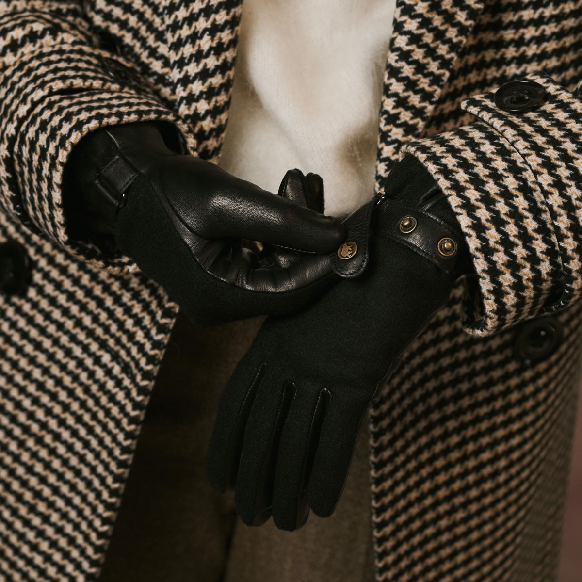 Violetta (black) - Italian tweed women's gloves with touchscreen capability and adjustable snap button